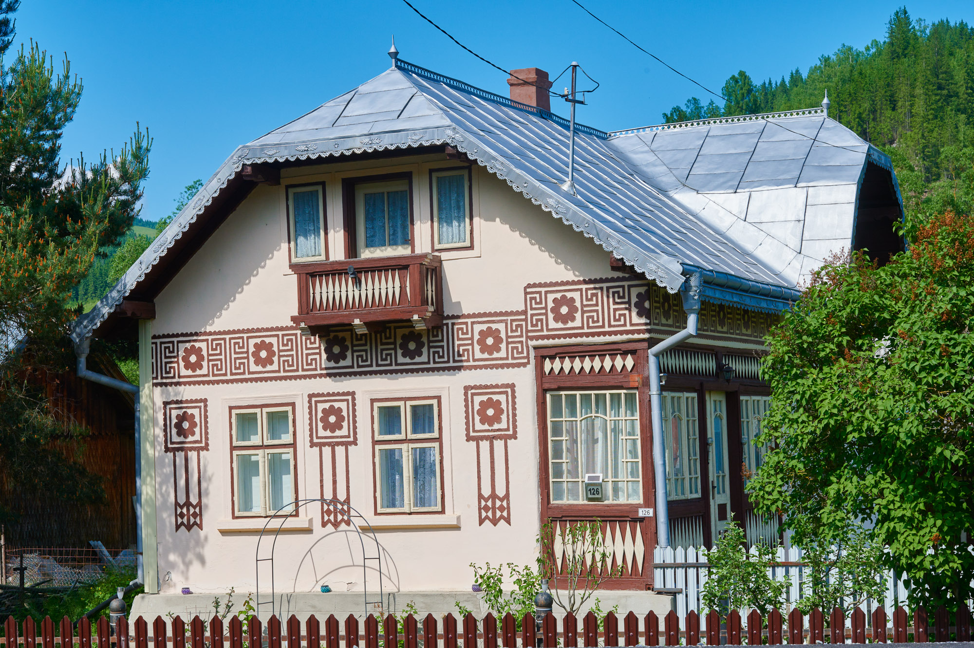 Traditionally decorated house in Ciocănești