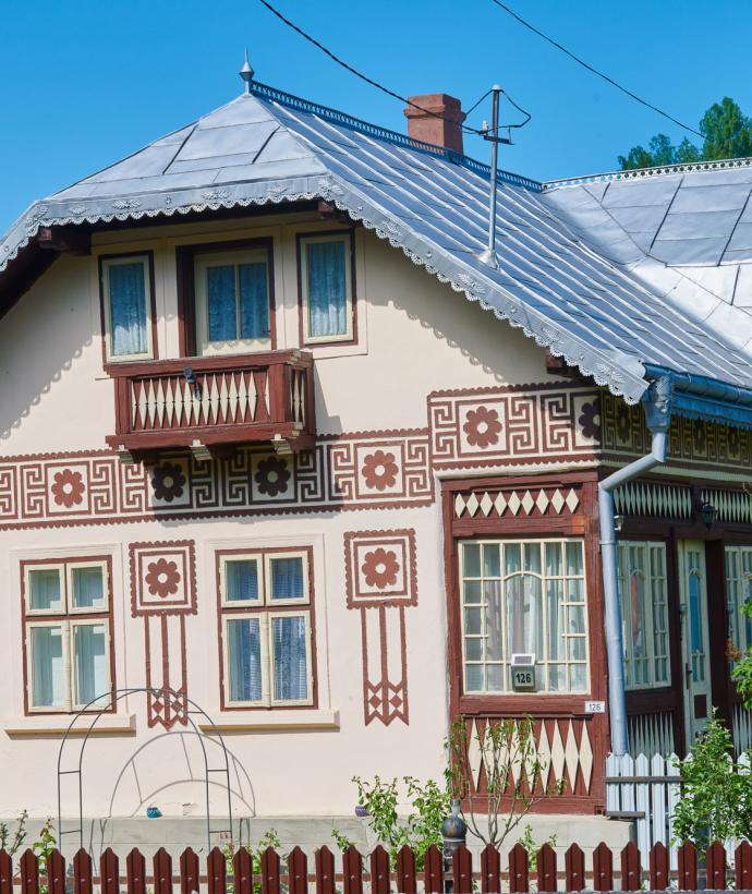 Traditionally decorated house in Ciocănești